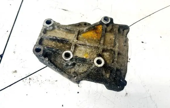 Peugeot 308 Engine mounting bracket
