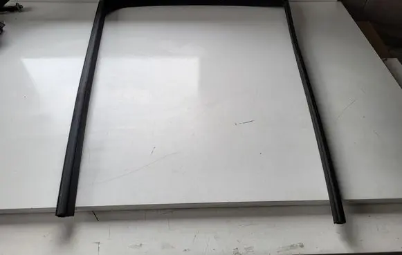 Nissan Leaf I (ZE0) Rubber seal rear door window/glass 