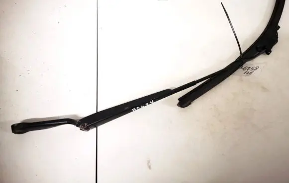 Volkswagen Golf IV Front wiper blade arm 1j1955409a