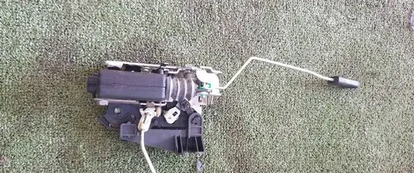 Dacia Sandero Front door lock 8200735227