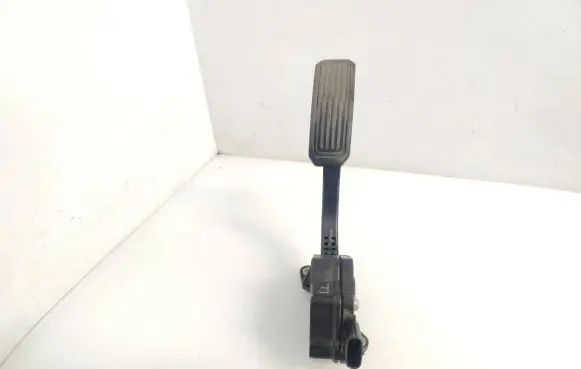 Toyota RAV 4 (XA30) Accelerator throttle pedal 7811042010 1988007270 04H12B00028