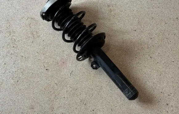 BMW 1 F40 Front shock absorber/damper 6877058