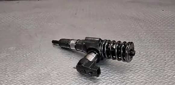 Volkswagen PASSAT B6 Fuel injector 03G130073T