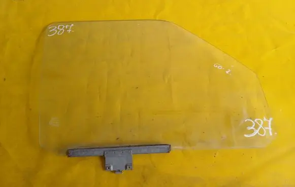Volkswagen Golf II Front door window glass four-door