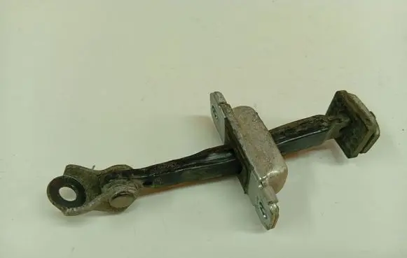 Hyundai i30 Rear door check strap stopper