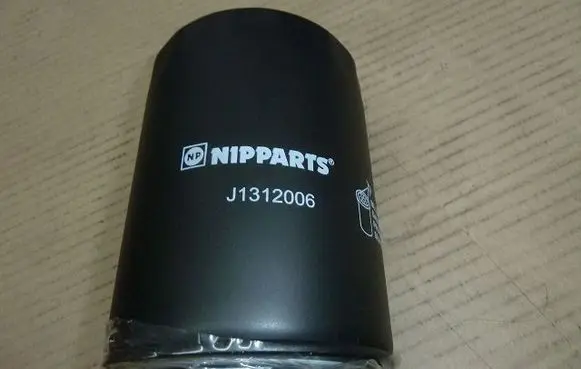 Oil filter mounting bracket