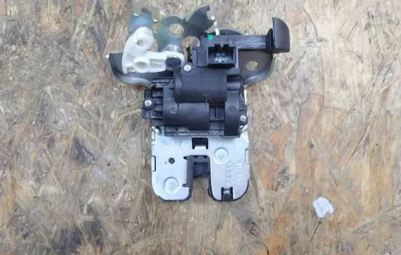 Skoda Octavia Mk3 (5E) Tailgate/trunk/boot lock/catch/latch 8R0827505A