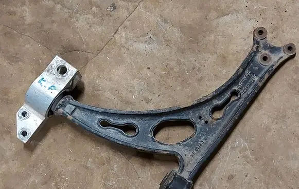 Volkswagen Touran I Front lower control arm/wishbone 1K0407153G