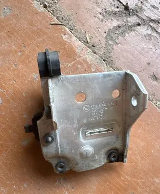 BMW 6 F12 F13 Radiator mount bracket 7186514 7207152 7211162