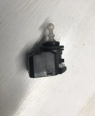 Volkswagen PASSAT B6 Headlight level adjustment motor 00883000 1K6941295