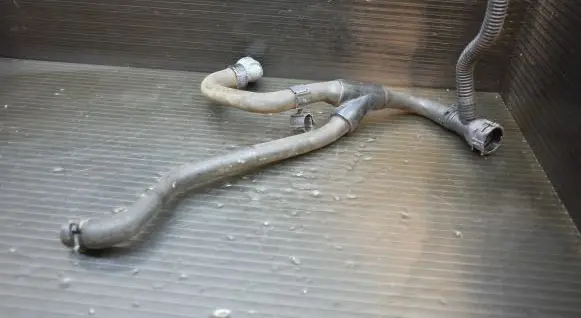 Engine coolant pipe/hose