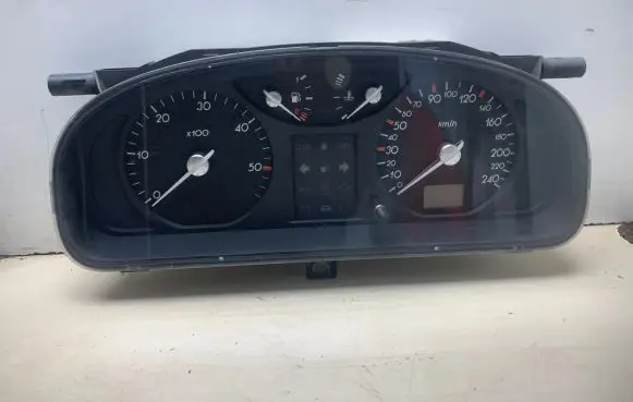 Renault Laguna II Speedometer (instrument cluster) 8200399758 7Y0XWAD4 501018550083