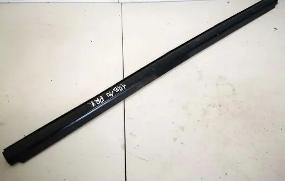 Chrysler Voyager Front door glass trim molding 
