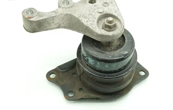 Engine mount vacuum valve