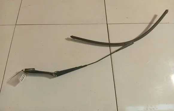 Front wiper blade arm