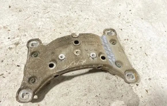 Gearbox mounting bracket