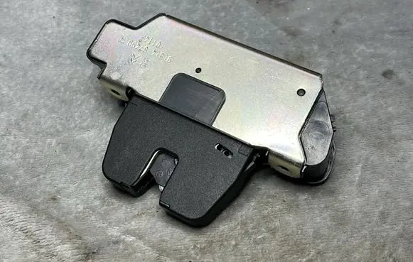 Citroen DS3 Rear glass lock/latch X89 8719F8