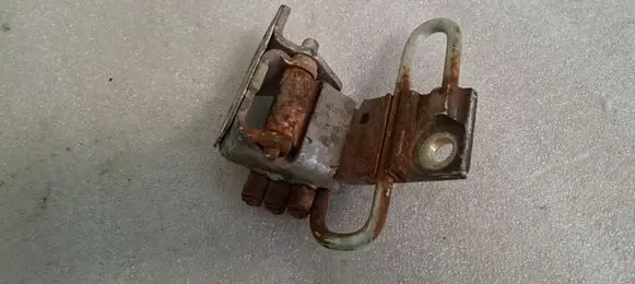 Volkswagen PASSAT B5.5 Front door lower hinge 4B0831412B