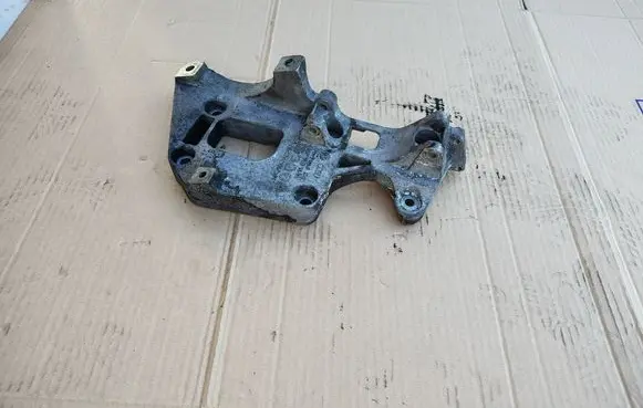 Engine mounting bracket