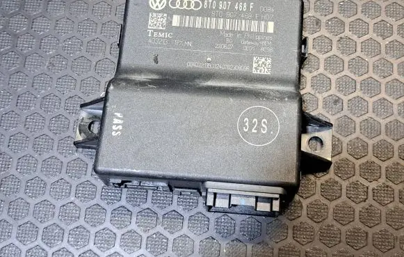 Audi A5 8T 8F Gateway control module 8T0907468F