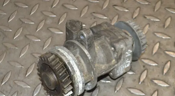 Volkswagen Touareg I Power steering pump 070145249
