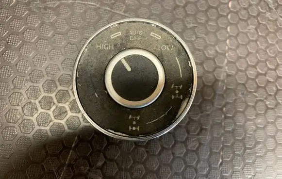 Volkswagen Touareg I Differential lock switch 32210301 7L6941435L
