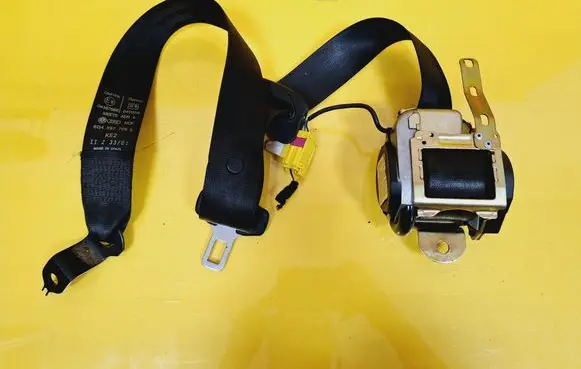 Volkswagen Polo IV 9N3 Front seatbelt 5424028 6Q4857705E