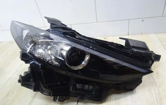 Mazda 3 II Headlight/headlamp