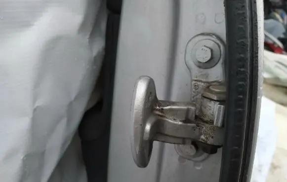 Volvo V50 Rear door lower hinge