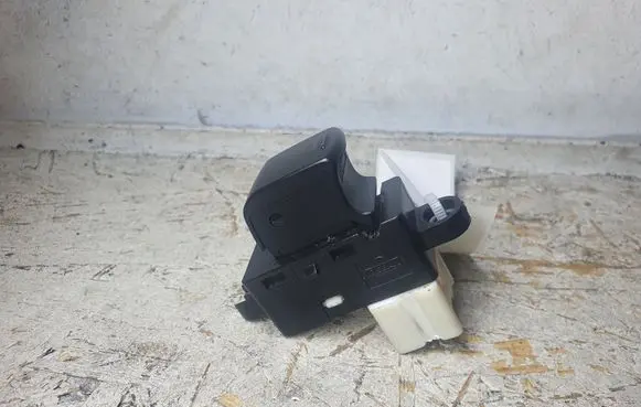 Nissan Qashqai Electric window control switch 0527Z