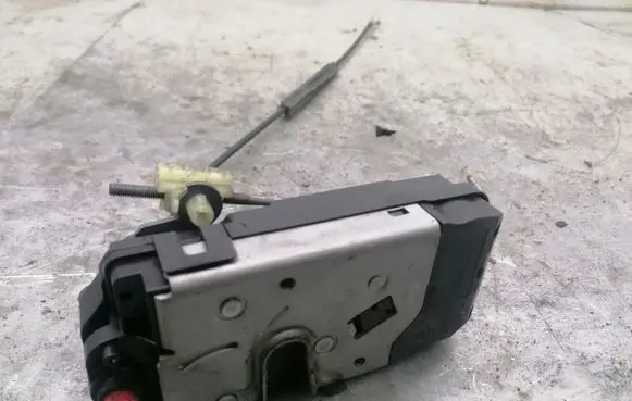 Opel Zafira B Rear door lock