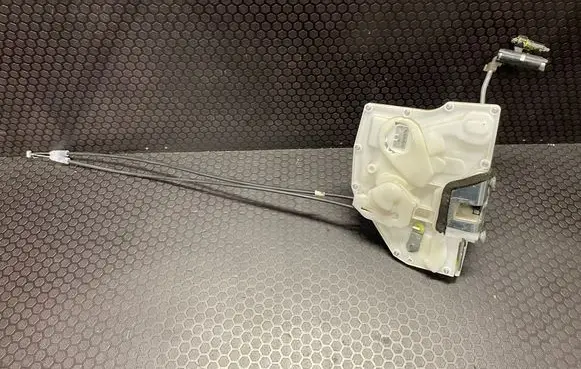 Suzuki Swift I Front door lock 8220162J30