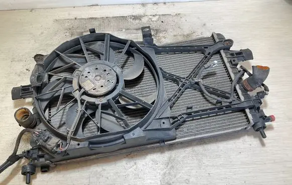 Opel Zafira B Coolant radiator 13205941