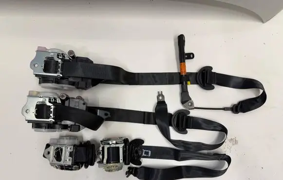 Volkswagen Caddy Set of seat belts 