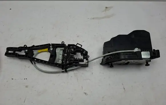 BMW 2 F22 F23 Front door lock 7229458 A053702