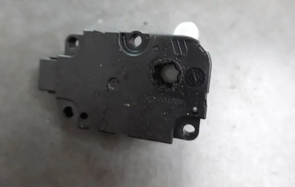Audi A8 S8 D4 4H Air flap motor/actuator CZ1139300855 ZBAT0045D07AT