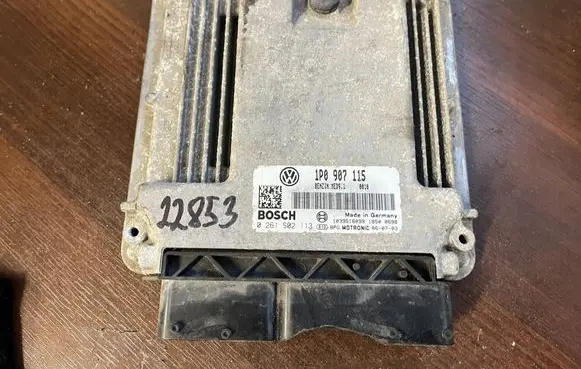 Seat Leon (1P) Engine control unit/module 1p0907115 0261s02113