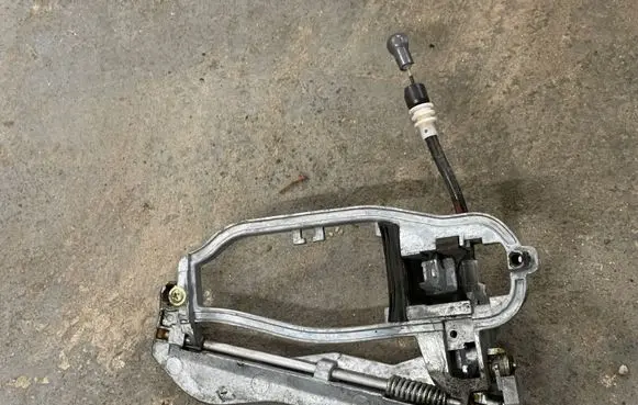 Rear door exterior handle/bracket
