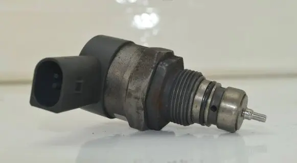 Audi A4 S4 B7 8E 8H Fuel pressure regulator 057130764F 13442530 0281002854