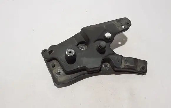 Volvo XC60 Fender mounting bracket 32211307