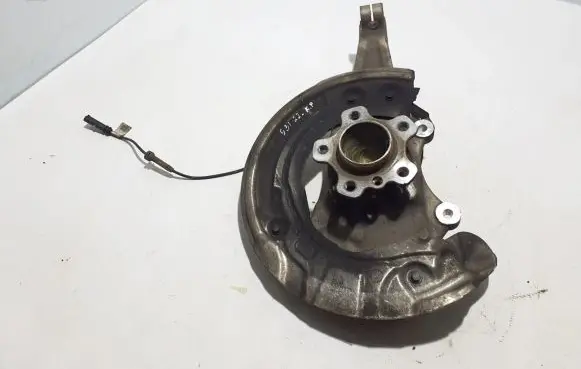 BMW 5 G30 G31 Front wheel hub 6884381
