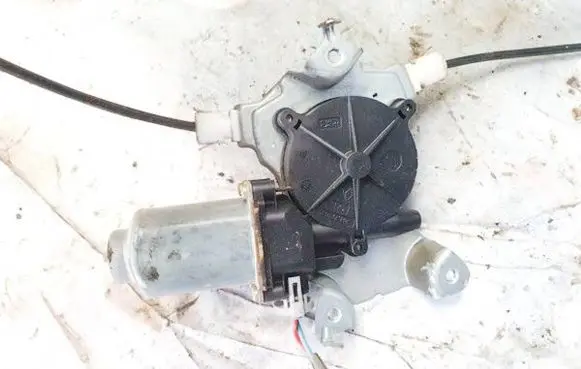 Nissan Primera Front door window regulator motor 400600t2