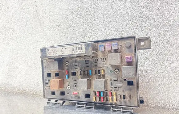 Opel Zafira B Fuse module 13206747 5DK00866818