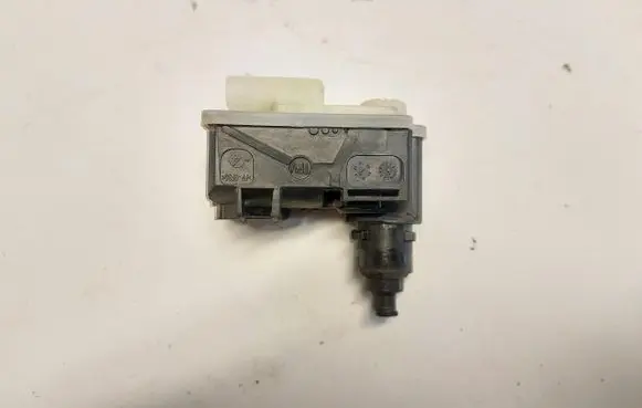 Volvo XC40 Fuel tank cap lock motor D525100JLK01