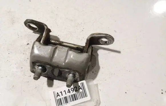 Nissan Qashqai Rear door lower hinge