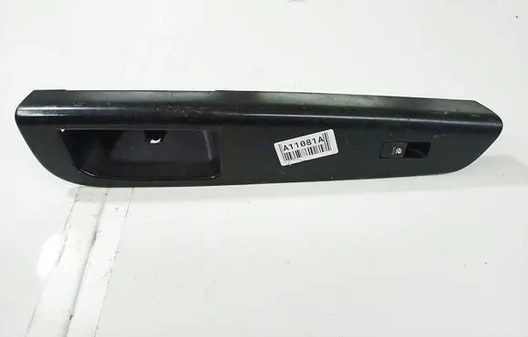 KIA Ceed Front door window switch trim 823611H000 1374757