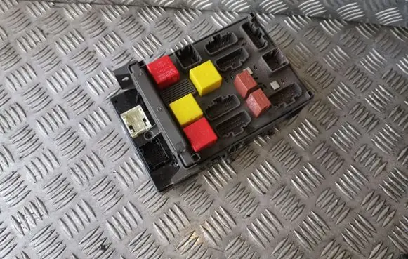 Renault Espace IV Fuse module 8200004201E 8200283812 518832001