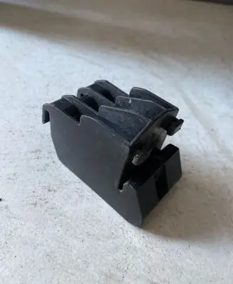 Headlight/headlamp mounting bracket