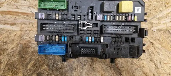 Opel Zafira B Fuse module 13206758 5DK00866962