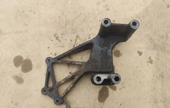 Engine mounting bracket